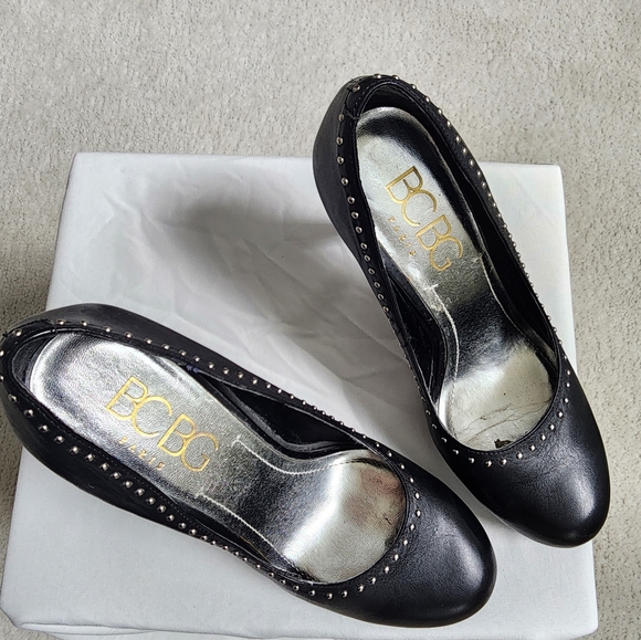 BCGB Paris 6 1/2B Black Leather Heels w/Gold studs - Picture 4 of 6